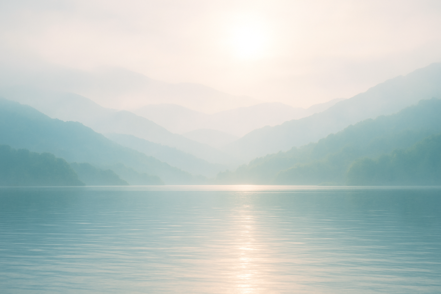 作例：薄い霧の向こうに山並みが重なり、静かな湖面に淡い光が差す風景
